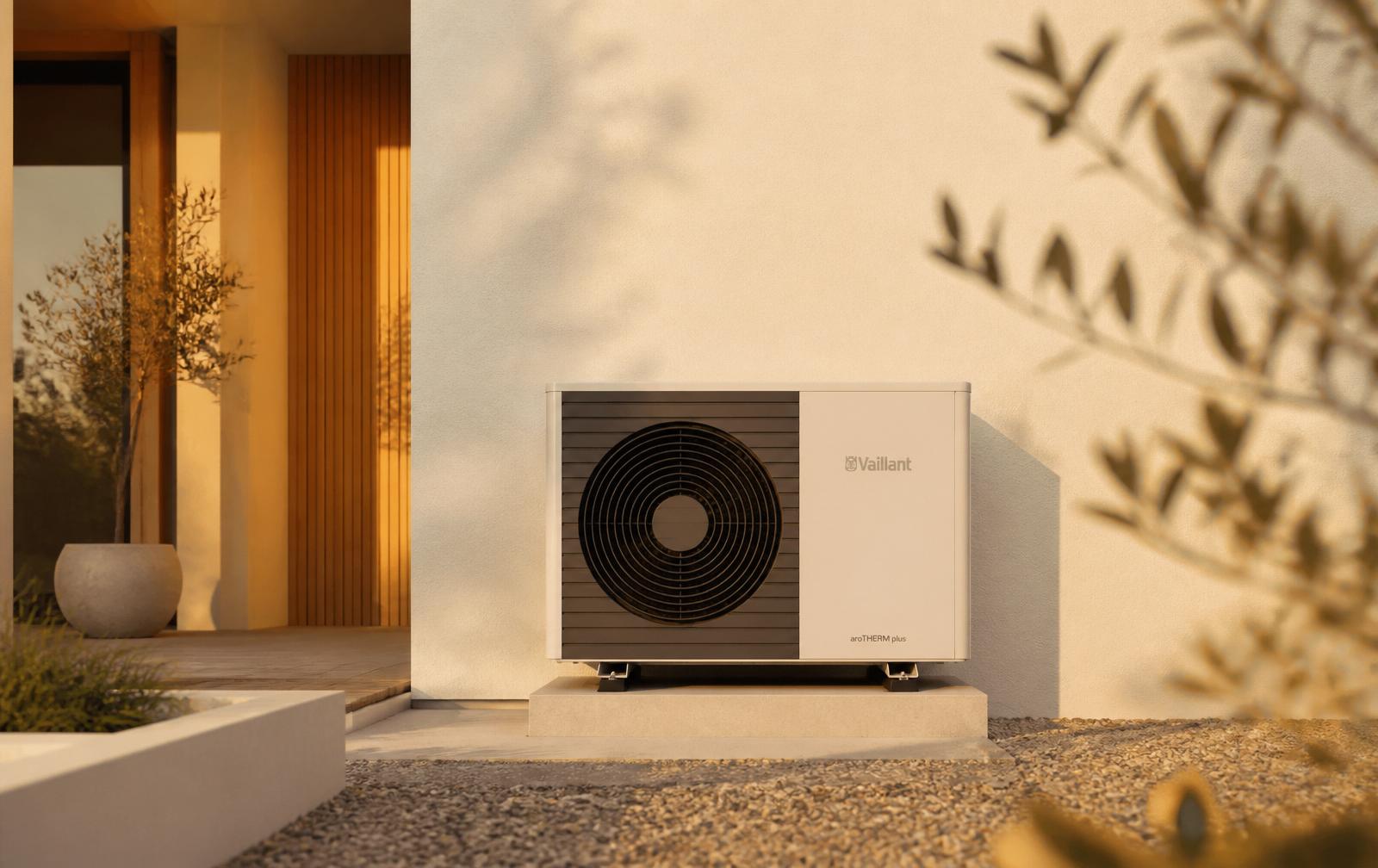 Moderne Wärmepumpe an einer warmen Hausfassade, Sinnbild für die Verbindung aus Handwerk und moderner Technik
